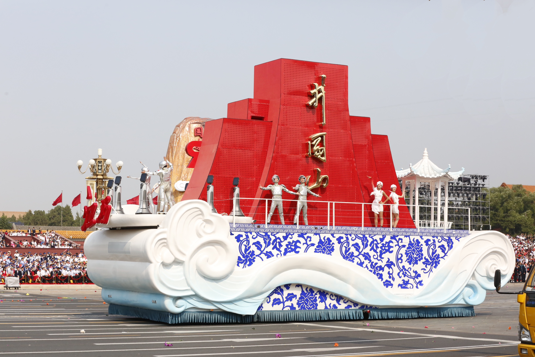 OrionStar robot boarded the Jiangxi float for the 70th anniversary celebration of National Day （1）